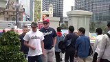 这对情侣被小哥吓惨了，一直捂着心口