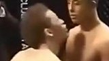 赛前嚣张挑衅对手面无表情默默看着 结果被揍得站都站不起来