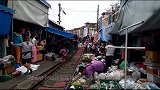 火车轨道上的集市，火车从集市中穿过
