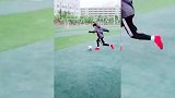 小伙子模仿C罗运球！真的挺有天赋