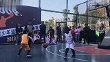 篮球-18年-霸气！中外对决小宝宝单挑黑人强者 技术流晃倒+3分颜射-新闻