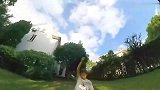 广东小伙草地训练狗狗，动作娴熟，听说以前还是流浪狗来的！