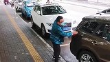 视频还原手机摔碎屏幕骗局，司机们开车要注意，别再上当受骗了