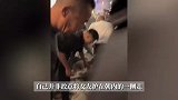 情侣牵手路过马路双双被砸中，女孩疼到只能动2下手指回应