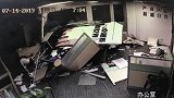 惊魂！东莞一女司机开车冲进办公室 墙被撞塌致2人受伤