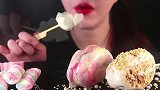 美女试吃超大烤棉花糖糖葫芦