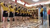 在上班的小姐姐，这是在集体宣誓吗