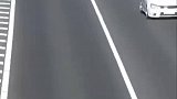 突然变道，小车引发三车追尾