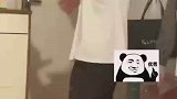 男生在家拍视频练舞，柯基全程“白眼”嫌弃