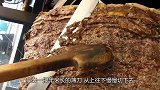 老板将肉堆到2米高再烤，切1刀能卖25元，顾客排1小时才吃上