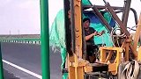 高手在民间！这是路面太软，还是管子太结实
