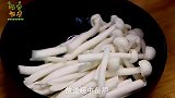 油麦菜、白玉菇、鸡胸肉做汤，清淡美味，低脂低热，女性减肥首选