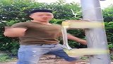 小伙徒手砸开榴莲？当真是钢筋铁骨吗，太厉害了