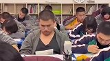 高三男生自习课与老师对视，看卷子眼神犀利看老师羞赧一笑