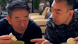 演员杨议和父亲杨少华共进晚餐，老爷子胃口好得很，一顿吃六七个