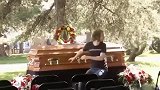 国外恶搞：小偷逃进棺材里面装死，被扇耳光还咬脚趾！