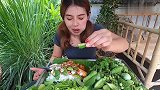 妹子吃罐头鱼拌米饭，搭配生苦瓜和四棱豆，有儿时的味道