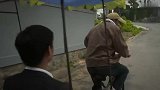 刑警：骗子携款潜逃坐三轮，哪料车夫是退休老刑警，直接拉进局子