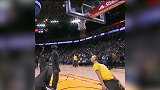 进球的方式成熟点！库里抛进球还要抖胸庆祝