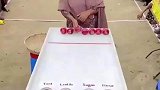 印度女人的游戏，将球扔进洞中