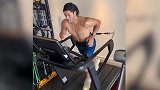 心疼跑步机！胡尔克健身爆发力惊人 机器剧烈摇晃快散架了