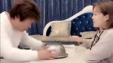 哥哥和妹妹玩猜拳游戏，没想到妹妹输了竟这样做