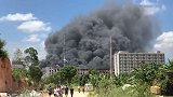 福建一厂房发生火灾 浓烟遮天蔽日火舌不断从窗户内喷出