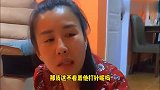 女主人睡觉说梦话，被一旁金毛听见，金毛趁机整蛊主人