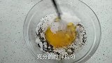 一碗面粉半碗芝麻，大碗一压，做出来的零食又香又脆，太好吃了