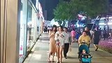 夜晚在海岸城发现两个漂亮小姐姐