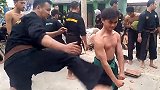 铜皮铁骨的东南亚武者，用挨揍的方式练习抗击打，太硬核了