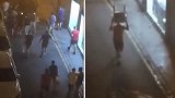 英足球流氓西班牙街头闹事 狂砸门惊动防暴警察