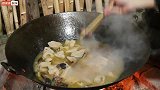 秋妹家腊排骨刚熏好，就用大铁锅炖了一锅莲藕汤，3姐弟吃得真香