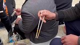 一边吃火锅一边看比赛