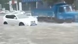 四川宜宾突遭暴雨袭击  城区秒变成河车在水中游