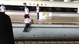 宁波一位穿越铁轨的乘客跳站台拿物品，领导看见怒了。