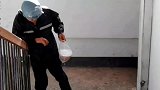外卖小哥送餐途中突发哮喘，幸亏有好心顾客及时帮助
