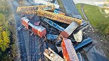 美国一货运列车脱轨瞬间曝光：车厢扭成麻花状，化学品泄漏洒满地