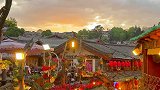 如果你来丽江，一定要看一看夕阳下的丽江古城和下着雨的丽江古城