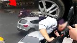 女骑手遭雨衣锁喉呼吸困难 热心大姐持剪刀去救援