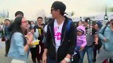 贾乃亮与李小璐带甜馨，现身北京音乐节，甜馨表情看呆了！