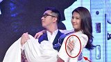 刘涛被王自健公主抱，当注意到他手上的动作时，网友：暴露人品
