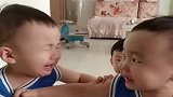 双胞胎弟弟打急眼了，哥哥也管不了了，只能在旁边看着傻笑了！
