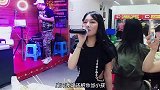 小姐姐把火锅店当成歌厅，一首《永不失联的爱》真好听