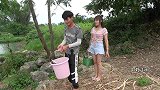 小明小丫野外煮河蚌，这样煮太好吃了