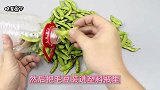 把毛豆放进塑料瓶里，真是实用，看了恍然大悟，涨知识了