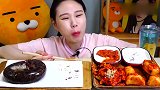韩国弗朗西斯卡吃韩式米肠＋泡菜，想吃就大口吃！