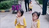 爷爷送三胞胎姐妹去上学，没想到出门后就不受控制了，爷爷崩溃了