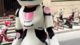 女机器人即将变身，脚底踩着滑行车，可谓是全街最靓的妞！