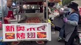 成都流动摊贩街头互殴，卖炒饭大妈怒砸奥尔良烤翅大爷摊子